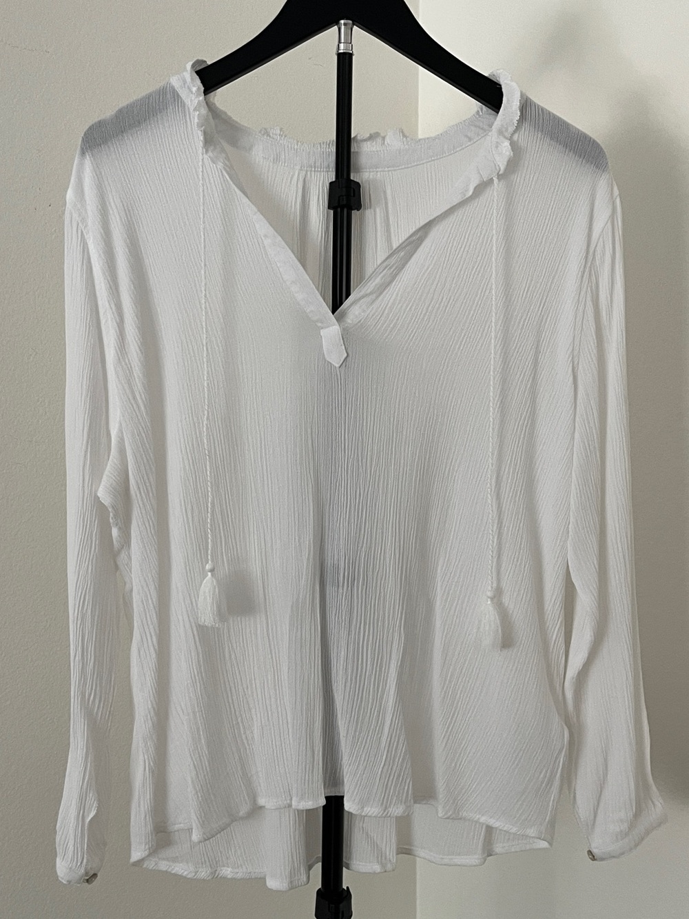 ♡ Like NEW! Liverpool White Crinkle Tassel Blouse | XL | Long Sleeve